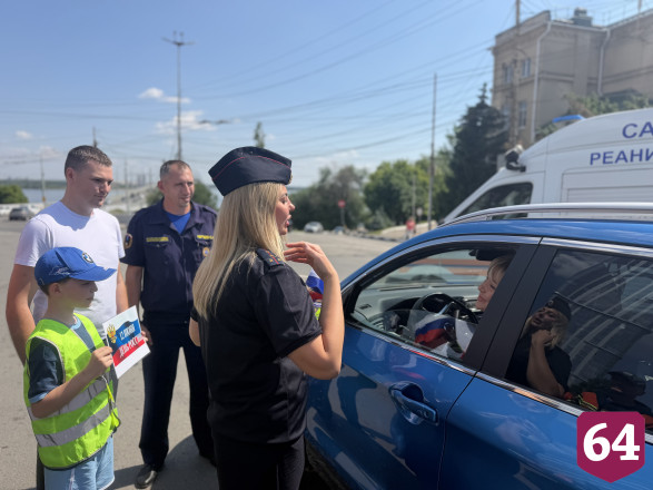 В Саратове полицейские со спасателями вручали водителям триколоры